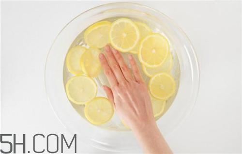 用檸檬水洗臉可以嗎？檸檬水洗臉的功效是什么呢？