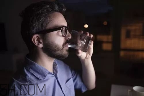 夜跑能喝水嗎？夜跑多久以后才能喝水？