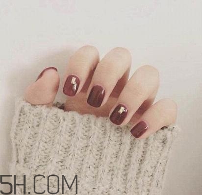 指甲軟是怎么回事？冬季美甲什么顏色好看？