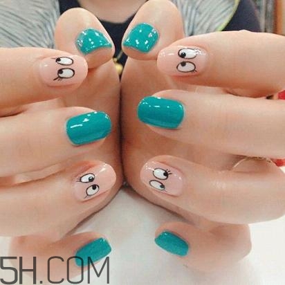 裸色美甲圖片2018款式 條紋葉子美甲教程 裸色美甲圖片2018款式 條紋葉子美甲教程