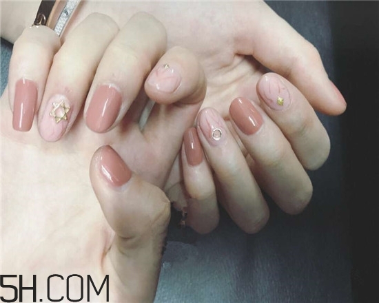 什么牌子指甲油好用？2018清新美甲圖片最新款