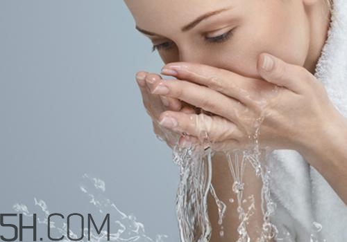 用檸檬水洗臉可以嗎？檸檬水洗臉的功效是什么呢？