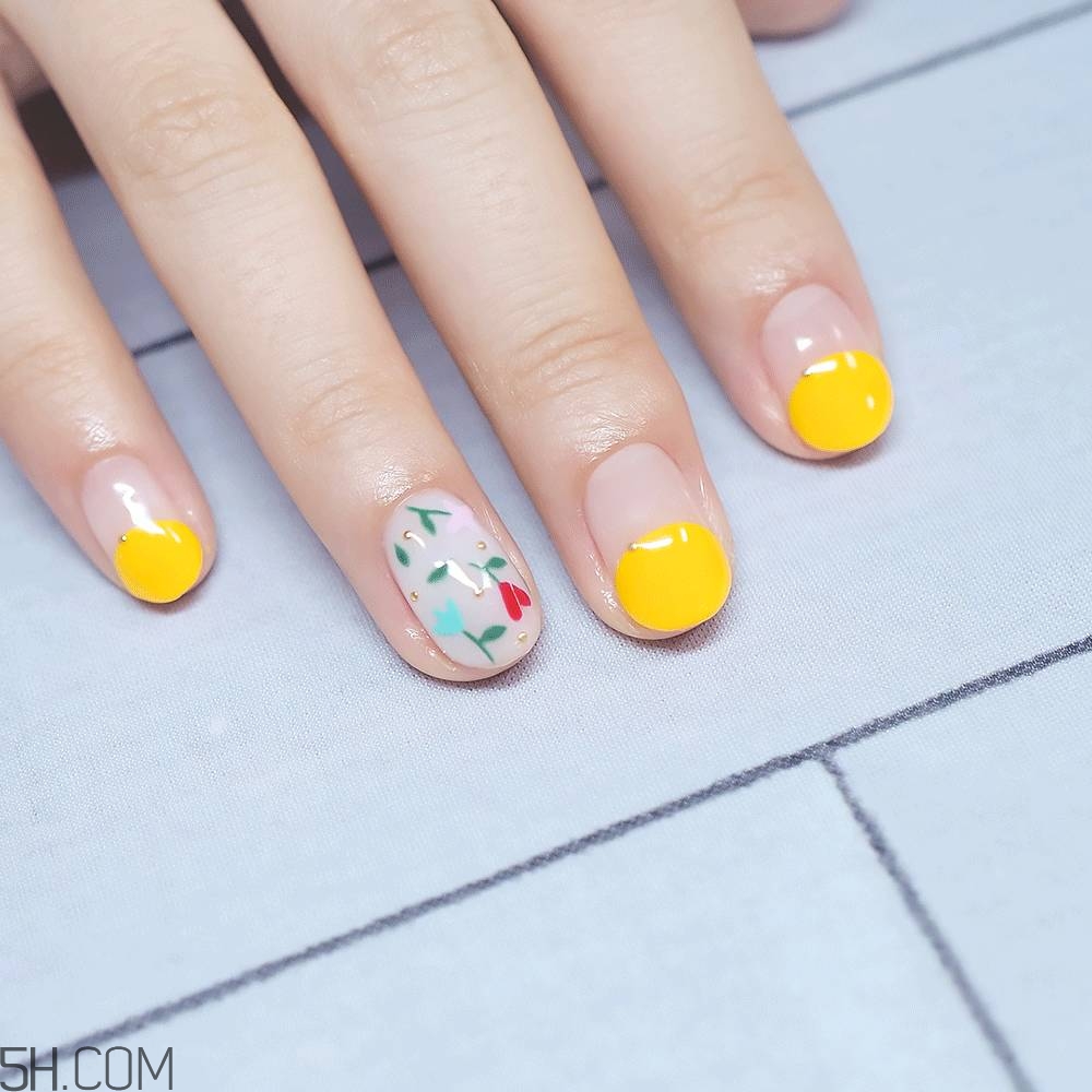 適合秋天的簡(jiǎn)單美甲圖片 ins上好看的美甲圖片推薦