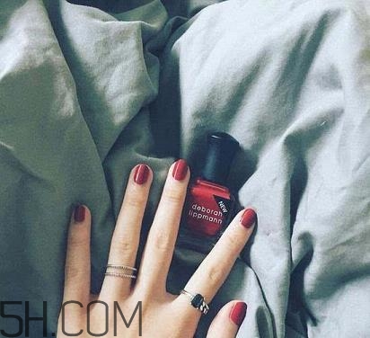 指甲軟是怎么回事？冬季美甲什么顏色好看？