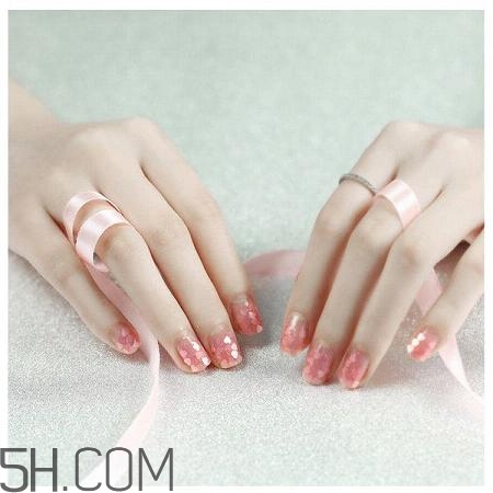 適合秋冬的暖色系美甲圖片 日常簡(jiǎn)約好看的美甲