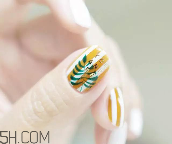 裸色美甲圖片2018款式 條紋葉子美甲教程 裸色美甲圖片2018款式 條紋葉子美甲教程