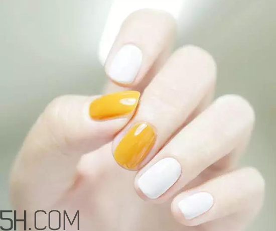 裸色美甲圖片2018款式 條紋葉子美甲教程 裸色美甲圖片2018款式 條紋葉子美甲教程