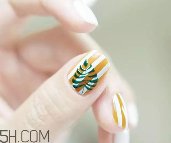 裸色美甲圖片2018款式 條紋葉子美甲教程 裸色美甲圖片2018款式 條紋葉子美甲教程
