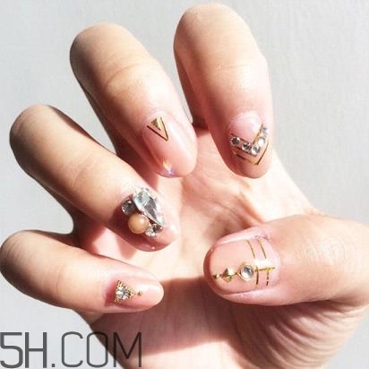 裸色美甲圖片2018款式 條紋葉子美甲教程 裸色美甲圖片2018款式 條紋葉子美甲教程