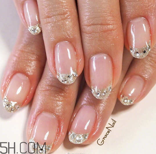 美甲什么顏色顯手白？日式美甲和普通美甲的區(qū)別