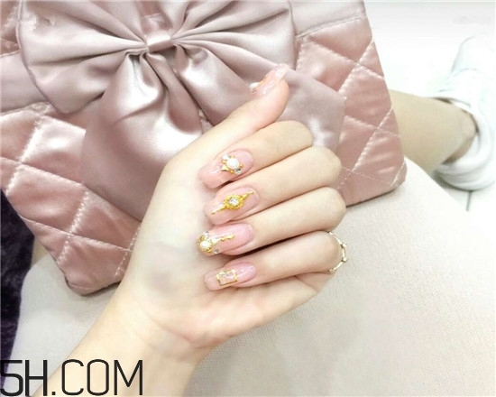 什么牌子指甲油好用？2018清新美甲圖片最新款