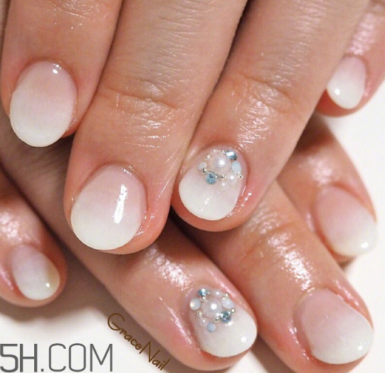 美甲什么顏色顯手白？日式美甲和普通美甲的區(qū)別