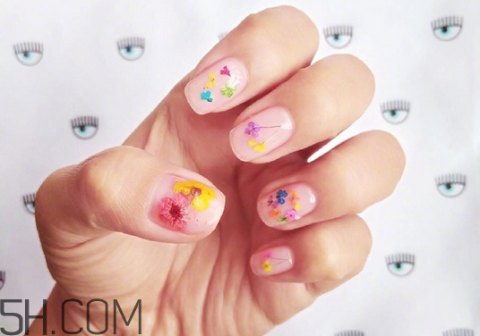 美甲什么顏色顯手白？日式美甲和普通美甲的區(qū)別