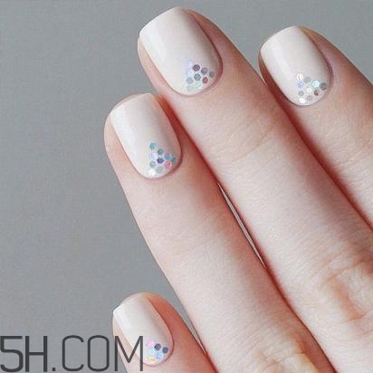 裸色美甲圖片2018款式 條紋葉子美甲教程 裸色美甲圖片2018款式 條紋葉子美甲教程