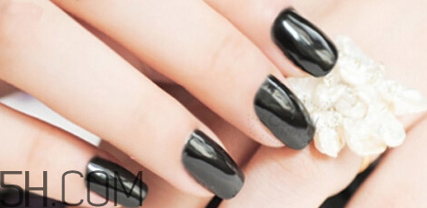 美甲什么顏色顯手白？日式美甲和普通美甲的區(qū)別