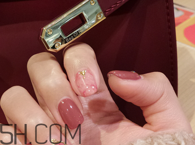 經(jīng)常做美甲好不好？淺色美甲款式推薦