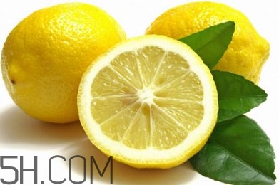 用檸檬水洗臉可以嗎？檸檬水洗臉的功效是什么呢？
