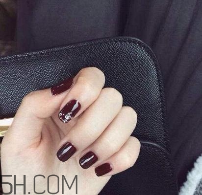 指甲軟是怎么回事？冬季美甲什么顏色好看？