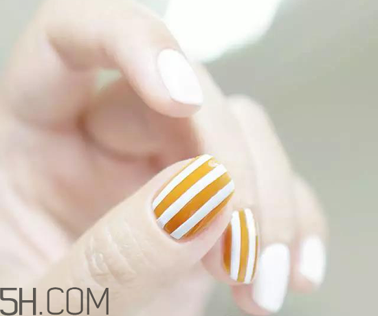 裸色美甲圖片2018款式 條紋葉子美甲教程 裸色美甲圖片2018款式 條紋葉子美甲教程