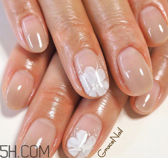 美甲什么顏色顯手白？日式美甲和普通美甲的區(qū)別