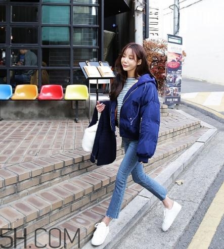 藍(lán)色棉襖配什么褲子？藍(lán)色棉服搭配褲子圖片