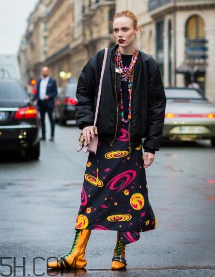 黑色飛行夾克怎么搭配？黑色飛行員夾克搭配女