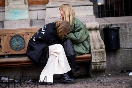 黑色飛行夾克怎么搭配？黑色飛行員夾克搭配女