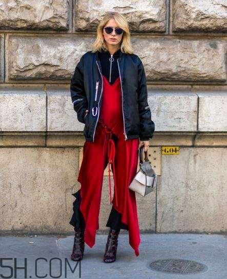 黑色飛行夾克怎么搭配？黑色飛行員夾克搭配女