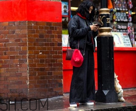黑色飛行夾克怎么搭配？黑色飛行員夾克搭配女