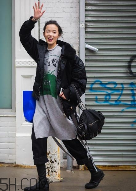 黑色飛行夾克怎么搭配？黑色飛行員夾克搭配女