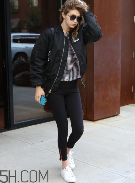 黑色飛行夾克怎么搭配？黑色飛行員夾克搭配女