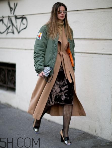 綠色飛行夾克怎么搭配？綠色飛行員夾克搭配女