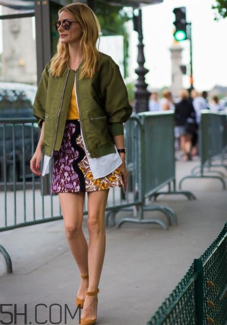 綠色飛行夾克怎么搭配？綠色飛行員夾克搭配女