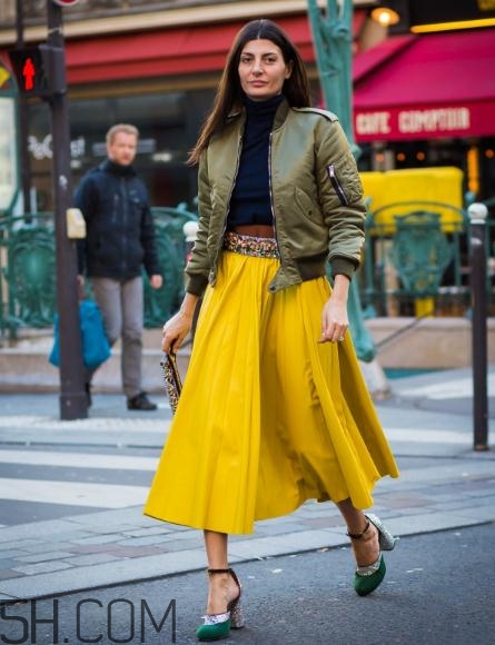 綠色飛行夾克怎么搭配？綠色飛行員夾克搭配女