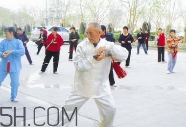 冬季應(yīng)該怎么晨練？冬季晨練的注意事項(xiàng)有哪些？