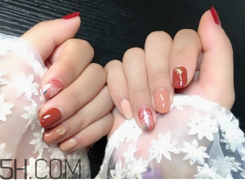 美甲店是怎么做指甲的？毛呢格子美甲教程圖解