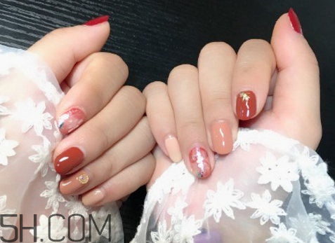 美甲后如何洗掉？秋冬焦糖色美甲圖片