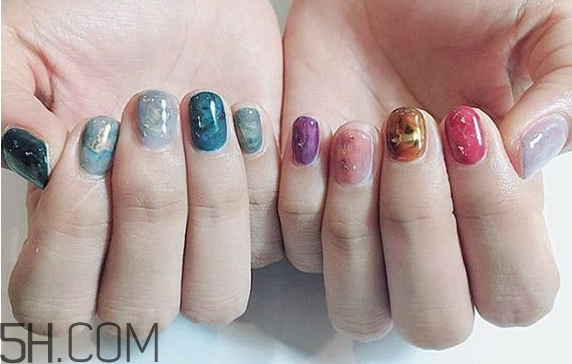 美甲店常用甲油膠品牌有哪些？沒有任何基礎(chǔ)學(xué)美甲難嗎？