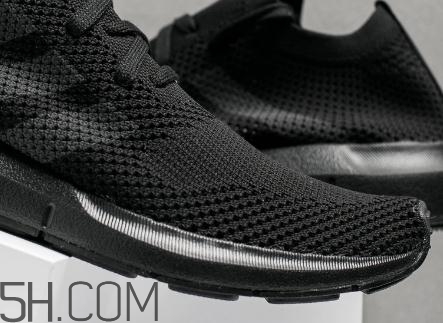 adidas swift run triple black配色在哪買_多少錢？