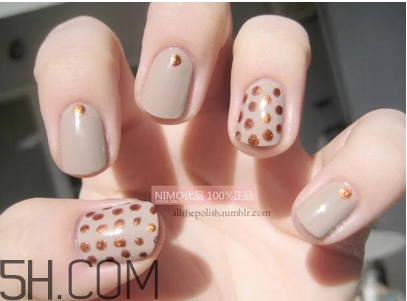 指甲油哪個(gè)牌子好？腳趾甲變色是怎么回事？