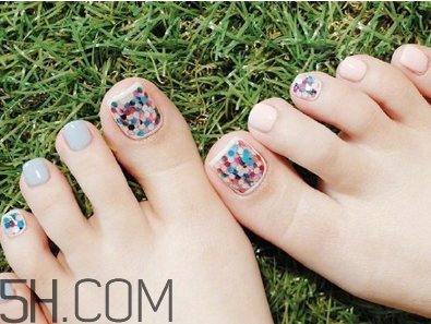 指甲油哪個(gè)牌子好？腳趾甲變色是怎么回事？