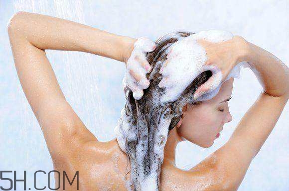 冷水洗頭頭痛怎么辦？冷水洗頭有什么危害？