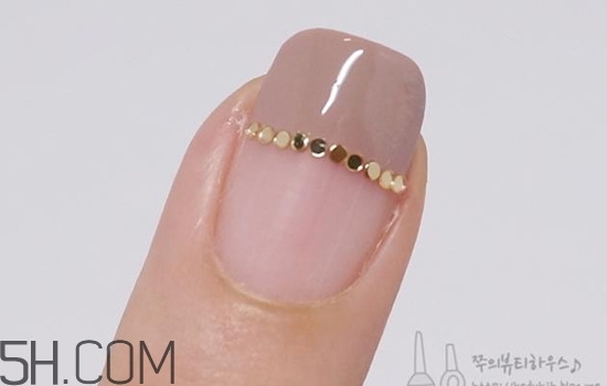 裸粉色指甲油推薦 裸色美甲教程 裸粉色指甲油推薦 裸色美甲教程