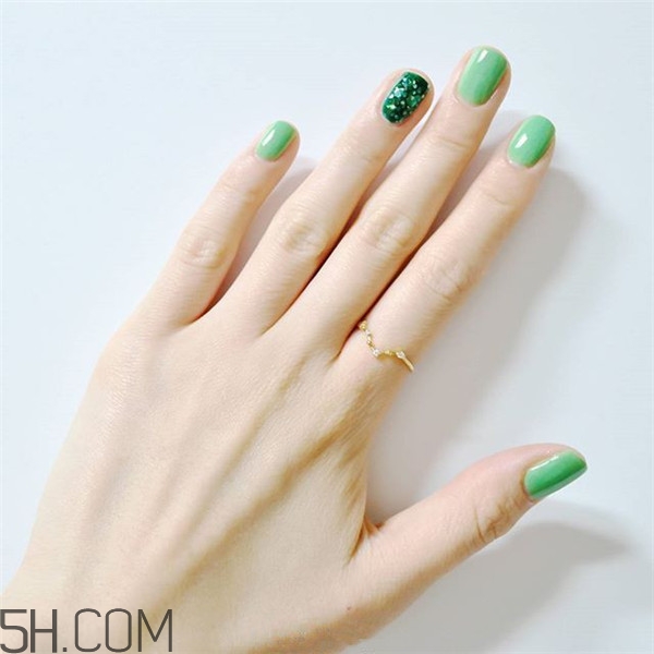 冬天美甲適合什么顏色？純色美甲跳色款式搭配圖