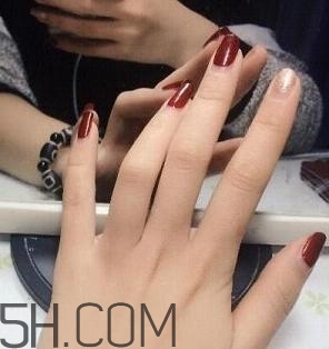 冬天美甲適合什么顏色？純色美甲跳色款式搭配圖