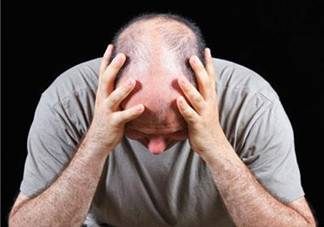 為什么男性比女性更容易脫發(fā)？什么原因?qū)е履行悦摪l(fā)？