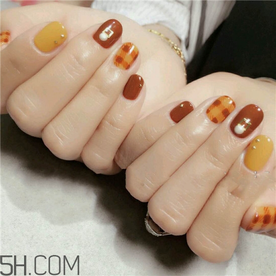 美甲店是怎么做指甲的？毛呢格子美甲教程圖解