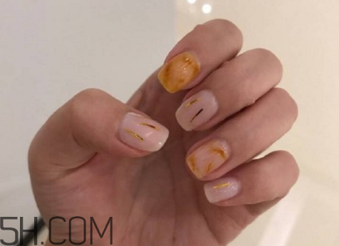美甲后如何洗掉？秋冬焦糖色美甲圖片