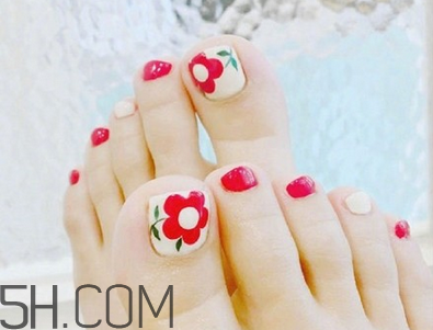 指甲油哪個(gè)牌子好？腳趾甲變色是怎么回事？