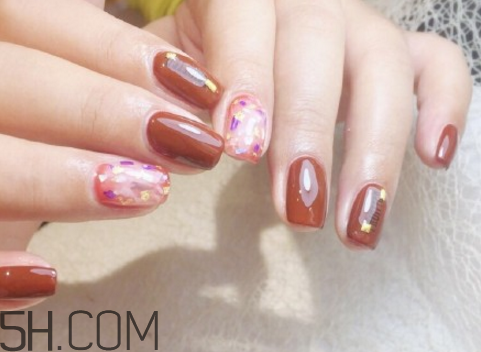 美甲后如何洗掉？秋冬焦糖色美甲圖片